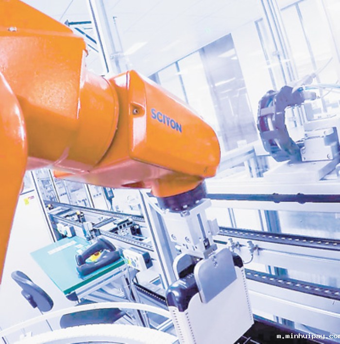 3 点点官网首页电控生产车间内，全自动生产线正在组装机器人产品.jpg